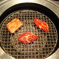 東京焼肉 平城苑 銀座5丁目店 - お肉を焼いていきます