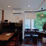 Little Cook - Plenty of windows let in sunlight, creating a pleasant atmosphere.