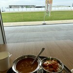 インド料理レストラン　ムナ - 窓際の席で芝生を眺めながらのランチ