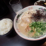 ラーメンまこと家 - 濃厚ラーメンとライス