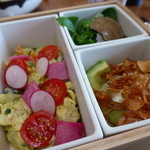 アンダーズ タヴァン - ランチBOX　チキンサラダ　パイナップル　カレー風味