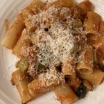 文流 - 妹はサルシッチャとトマトソースのリガトーニ