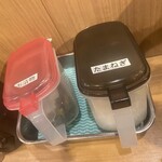 箕面商店 - 玉ねぎ、お漬物が備えつけられている嬉しいサービスです。