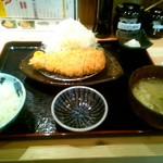 とんかつ いわい - 昼のロースかつ定食(900円・国産豚)