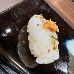 神楽坂 すし OMAKASE - アオリイカ 塩ウニ乗せ
