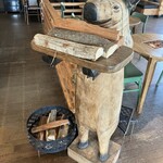 スキレットカレーこな雪とんとん - 店内には謎のブタさんの木像が鎮座。りつこさんというそうな。