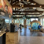 スキレットカレーこな雪とんとん - 店内の様子。テントがあったりキッズスペースあったりと中は明るく広々とした感じ。