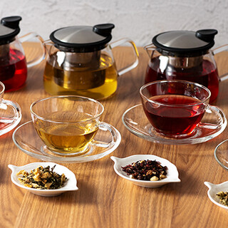 独自ブレンドのハーブティや体に優しいソフトドリンク