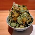 鮨 波やし - 箸休めのきゅうり、沢庵、しそ、みょうがなどのサラダの大盛り笑