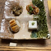 ごはんや 要兵衛 - 前菜(穴子寿司、もずく天ぷら、チーズ豆腐、豚軟骨味噌煮)