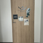 Cafe&Bar Weal'S - 外観（カレンダーにミドリーマンがいる日が載ってます）