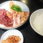 焼肉 牛べえ - 「焼肉セット」（牛肉2種、豚肉２種、鳥もも肉１）キムチ、ライス（大盛り、お代わり自由）、ハーフ冷麺かスープかサラダの何れかひとつ）