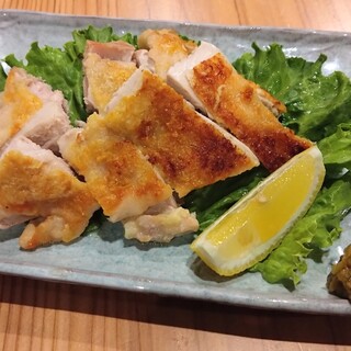 夜は豊富な一品料理に舌鼓。季節の一品や鮮魚、足柄牛を堪能