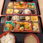 あい菜食堂 - 手前)もち麦ご飯・奥)かしわご飯