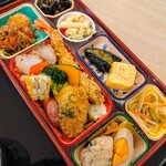 あい菜食堂 - 真ん中以外のおかず　左から肉じゃが・マカロニサラダ・茄子の煮浸し・出汁巻き卵・春雨の酢の物・がんもどき・茹で卵・野菜