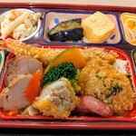あい菜食堂 - 左)鶏ハムの下には野菜炒め・手前)蓮根メンチ・白身フライ・奥)エビフライの下にはタルタルとスパゲティも隠れています