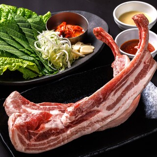 【霜降りハーブ豚使用】ボリューム満点の骨付きサムギョプサル！