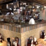 カウンター席からは、調理している様子が見られます。