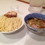 頑者 - ラー博は俺の社員食堂。  味玉つけめん＋アブリチャーシュー、大盛り。　ということで、ほぼ特製つけめん、大盛り！  味玉で機嫌が良くなる。今日はつけ汁の魅力少なめ。アブリチャーシューは変わらず上々。 