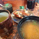 すし弁慶 - お茶　炭火焼きうなぎ柚子胡椒　平日ランチタイムサービスあら汁