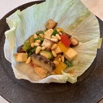 中国飯店 麗穂 - 鮑のXO醬炒め　フレッシュレタスと共に