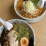 丸源ラーメン - 奥が白胡麻担々麺、手前が醤油とんこつ黒、どちらも869円