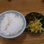mantokura-men - 小飯：１２０円とサービスの漬物３種