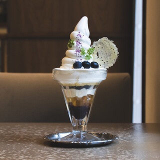 【期間限定】チーズとブルーベリーのパフェ