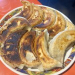 剛龍飯店 - 良く×２焼きと、良く焼きと、良く焼けてない餃子とバリエーション豊かな(笑) 餃子１０個は、 その大きさに仰け反るΣ(･ω･ﾉ)ﾉ