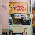 味楽 - 店内奥が厨房 & お会計。