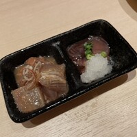 豚料理 酔狂割烹 伊達 - 右：①ホタルイカ、左：②かつおと酒盗・・・。これで既に２品！