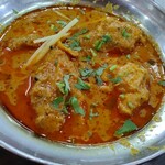 Handi レストラン - 本日のカレーも骨付き肉が３つも入って美味しかった