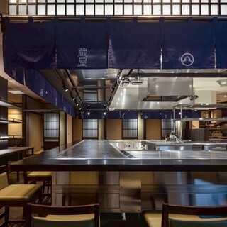 迫力のカウンター席から半個室まで、シーンに合わせた空間