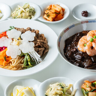 選べる5種のメイン◆小鉢やスープ、デザート付きの充実ランチ