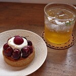 カフェ ラーチ - アメリカンチェリーのタルト、ジャスミンソーダ