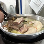 손가네닭한마리 - 店員さんがカット