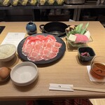 すき焼 しゃぶしゃぶつかだ - お肉　手前が黒宝豚豚　奥が薩摩牛