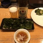 牛タンの笑や - 瓶ビール：サッポロラガー(赤星)中瓶・三陸産 ワカメ ハーフ