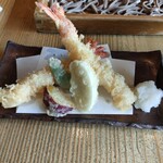 板蕎麦 香り家 - 海老2本、カブ、スナップエンドウ、サツマイモ