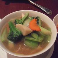 桃李 - 五目野菜スープそば（１４００円）２人で１つを頼んだら、店員さんが一杯のラーメンを２人分に取り分けてくれました