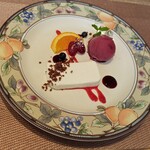 Restaurant COZY - チーズケーキとブドウアイス