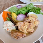 エコモレストラン - 大豆ミートのオレンジ唐揚げと
　人参ドレッシングのサラダ　※ハーフサイズ