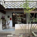 小慢 Tea Experience - 中庭・入口へ続くポーチから