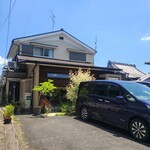 ト七 - 店舗外観。駐車場は、店舗前に3台。