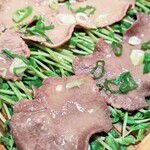 せいろ蒸しと創作和牛 隠居亭 - 和牛タンと豆苗蒸し