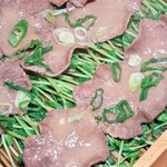 せいろ蒸しと創作和牛 隠居亭 - 和牛タンと豆苗蒸し