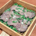 せいろ蒸しと創作和牛 隠居亭 - 和牛タンと豆苗蒸し