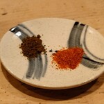 焼鳥 みずき - 焼鳥用の薬味 (黒七味、一味)