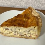 メッツゲライ ササキ - 玉ねぎとベーコンのキッシュ　周りのパイも美味しいです