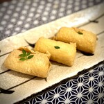 だしいなり海木 - ※実際は４個入りです
まず、お揚げがとっても滑らか♪
じゅわっと染み出すお出汁は、優しい鰹の風味と、同じぐらい優しい甘さ。
包まれたお米の炊き加減は、シルキーなお揚げを邪魔しないちょうどいい硬さ。